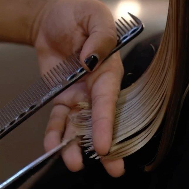 Regular trimming of ends to prevent split ends.